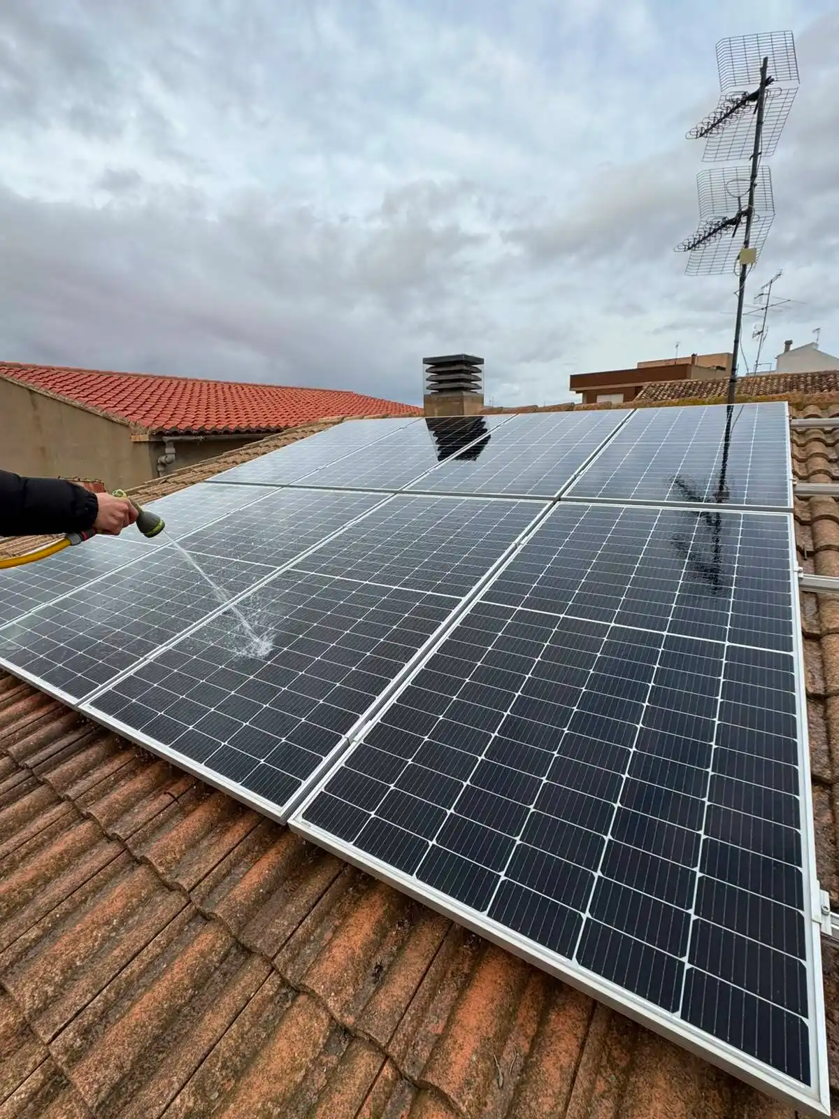 Limpieza de paneles fotovoltaicos instalados sobre tejado de teja cerámica en una vivienda de Getafe