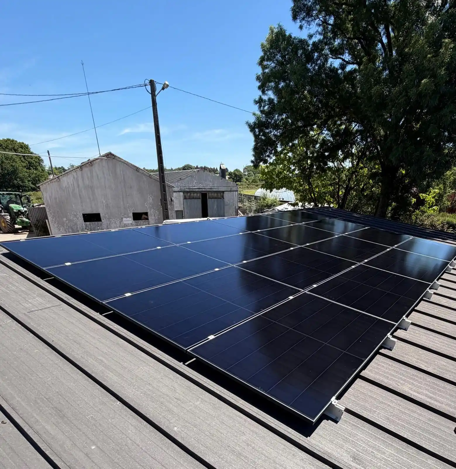 Instalación de paneles fotovoltaicos sobre cubierta inclinada en una vivienda de Getafe