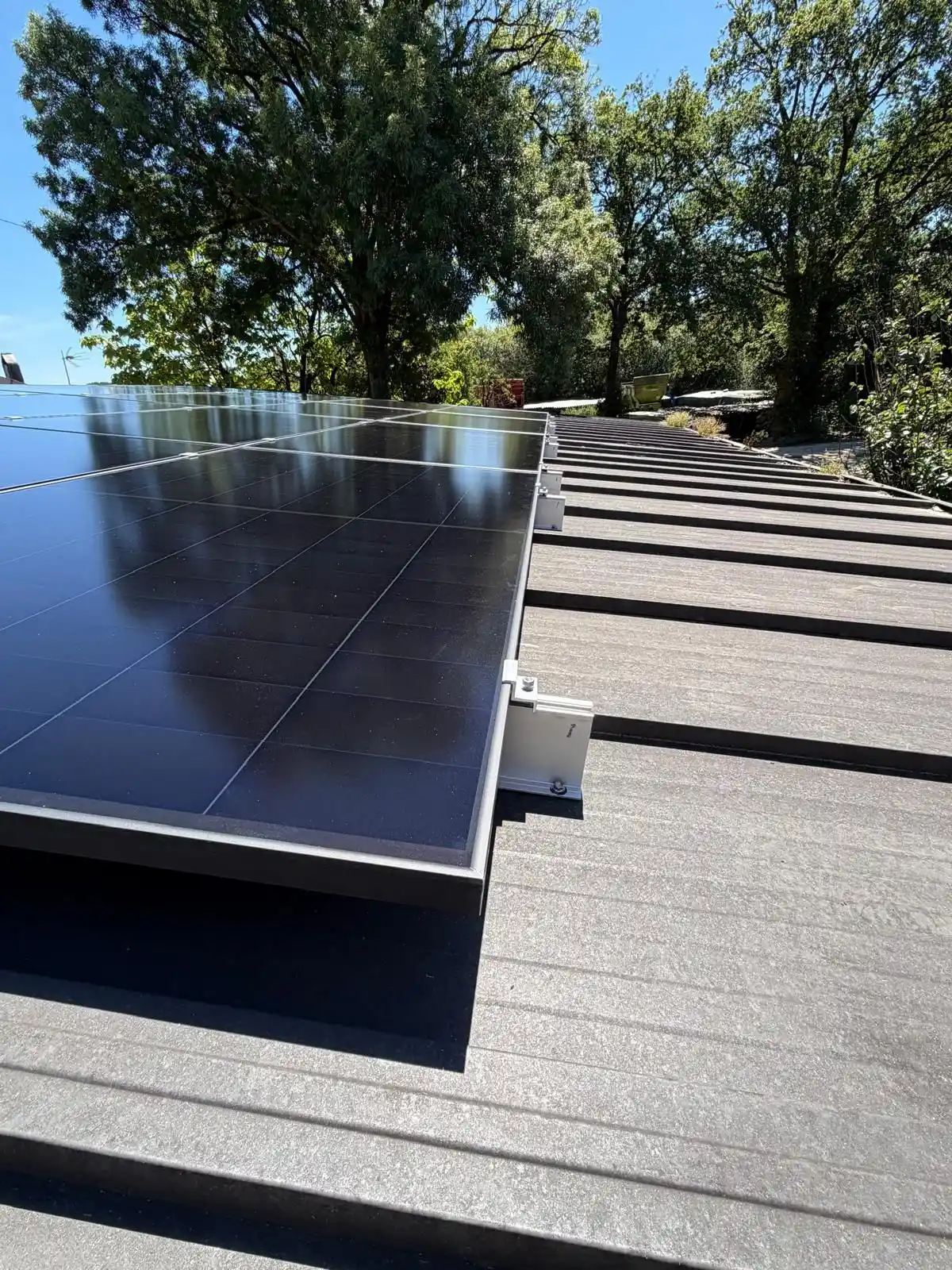 Instalación de paneles fotovoltaicos sobre cubierta inclinada en una vivienda de Getafe