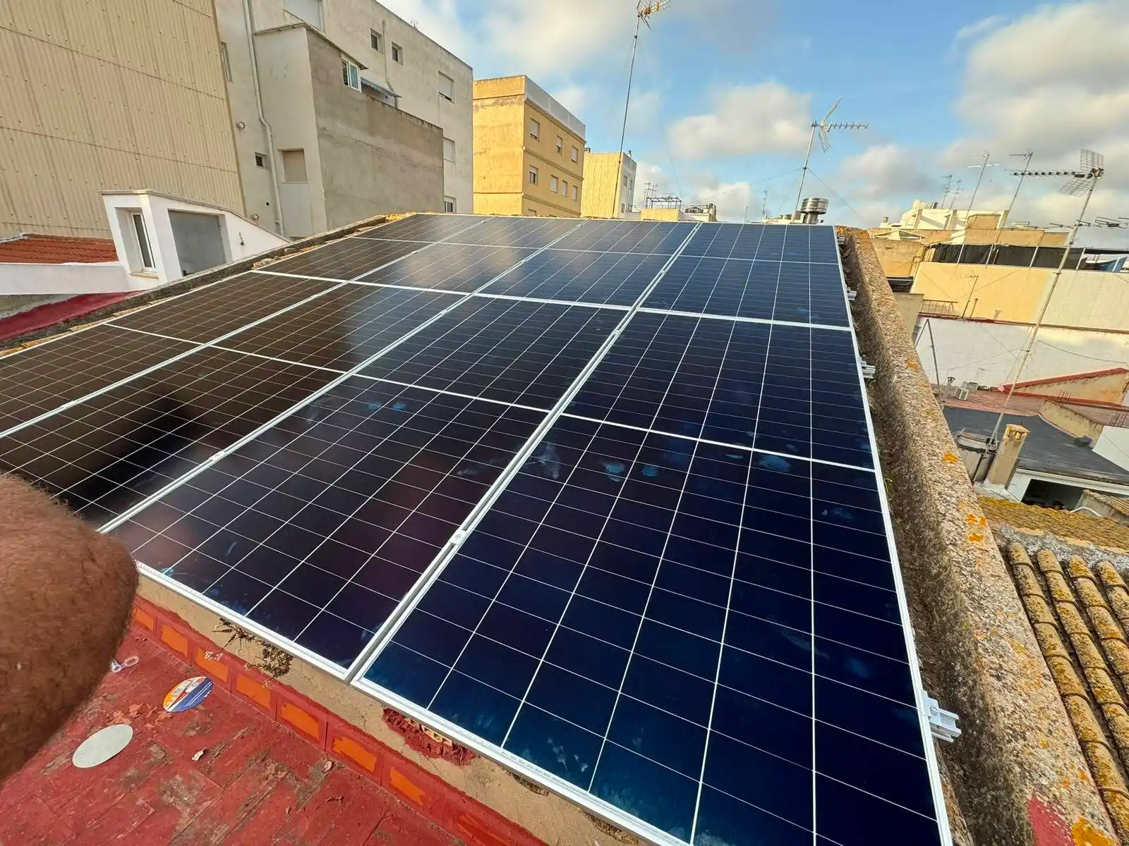 Instalación de paneles fotovoltaicos sobre cubierta inclinada en una vivienda de Getafe