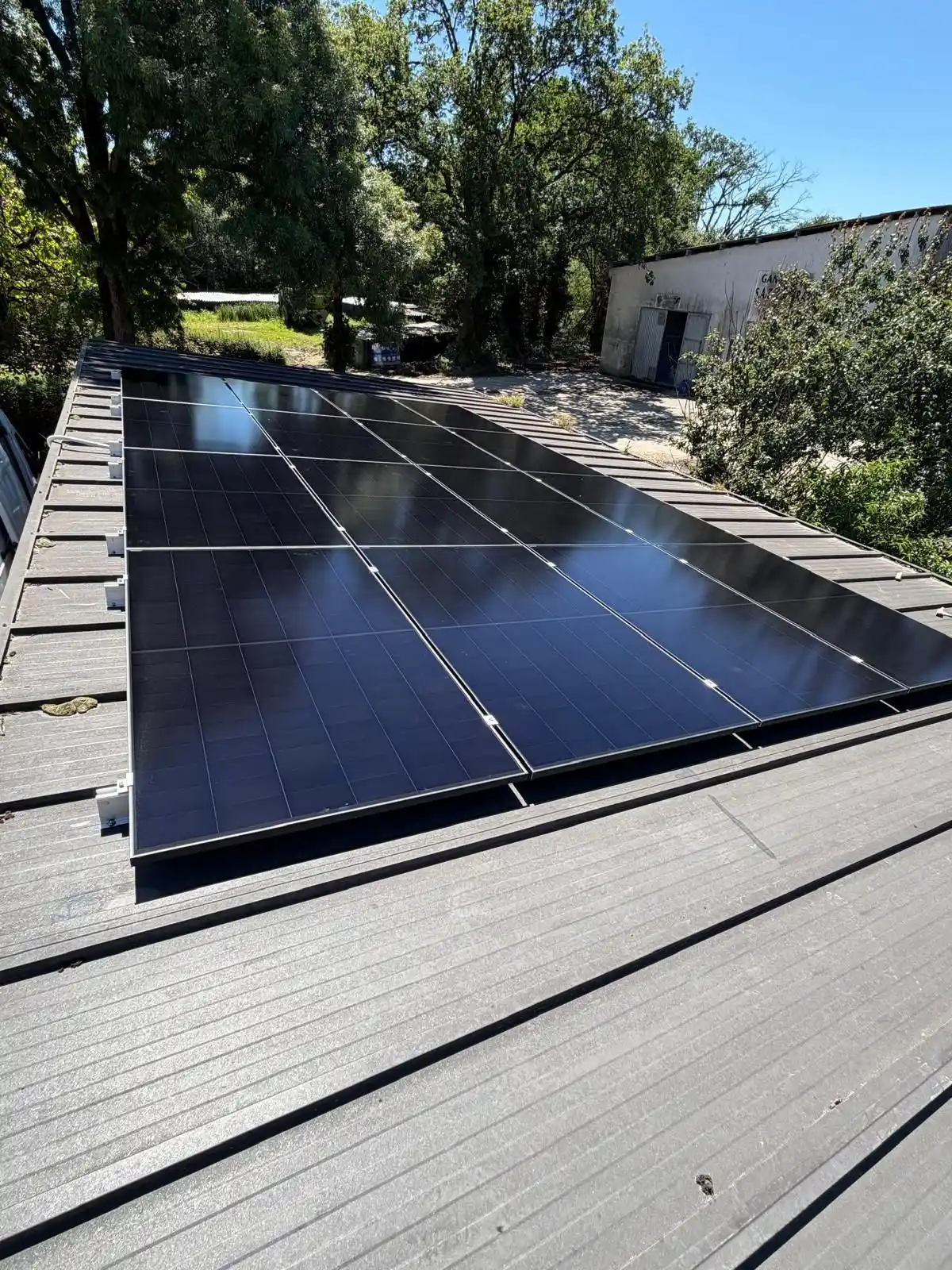 Instalación de paneles fotovoltaicos sobre cubierta inclinada en una vivienda de Getafe