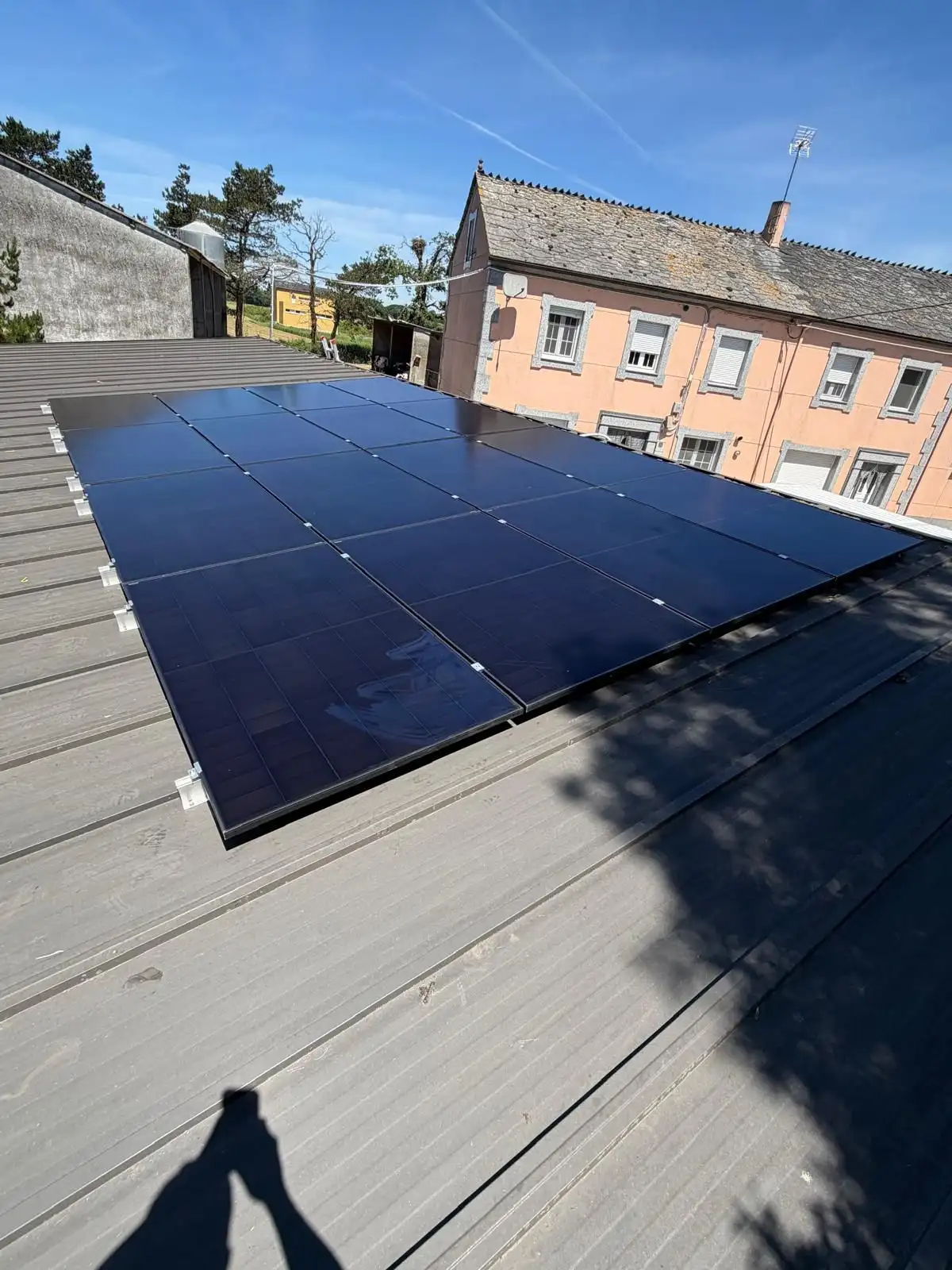 Instalación de paneles fotovoltaicos sobre cubierta inclinada en una vivienda de Getafe