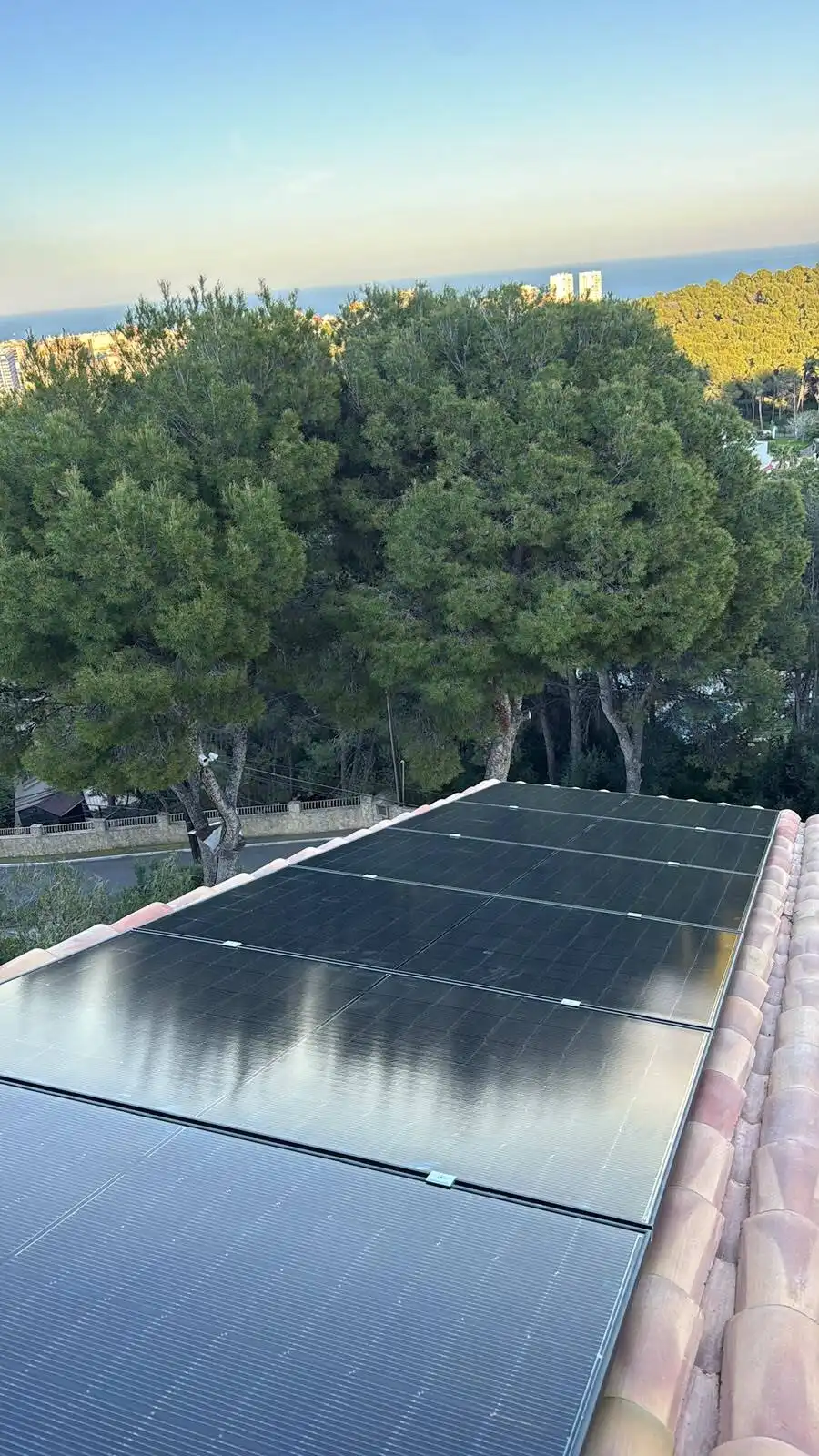 Instalación de paneles fotovoltaicos sobre tejado de teja curva en una vivienda de Getafe