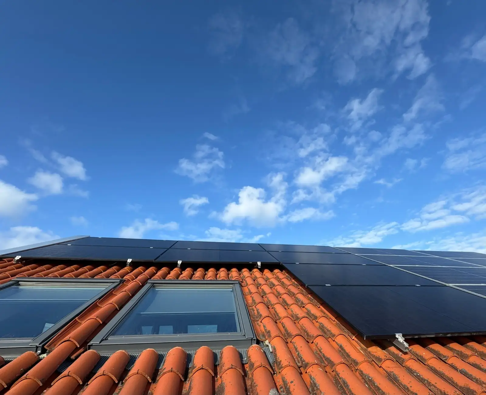 Instalación de paneles fotovoltaicos sobre tejado de teja curva tradicional en una vivienda de Getafe