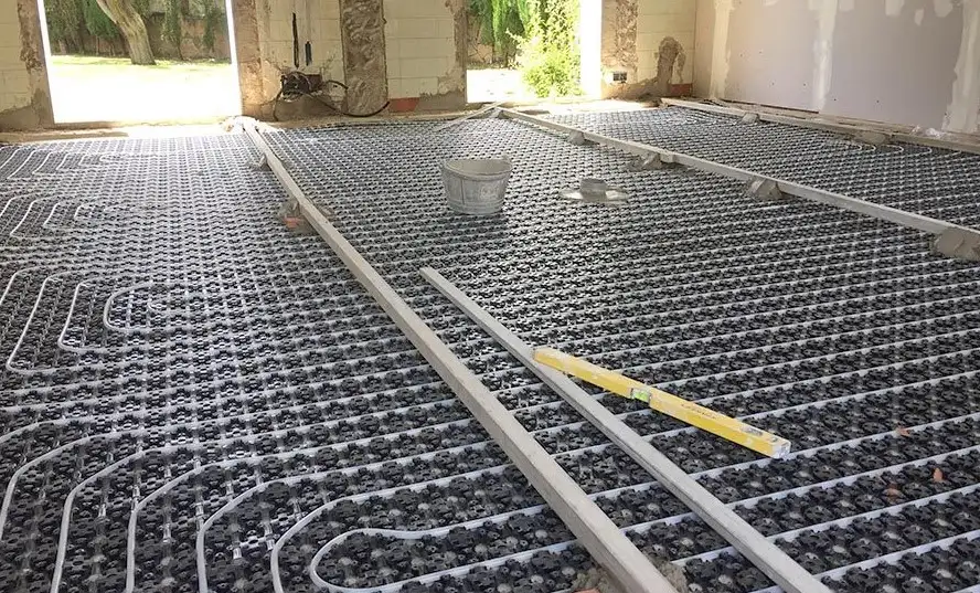 Reforma integral con instalación de tuberías para suelo radiante sobre paneles de tetones en Getafe