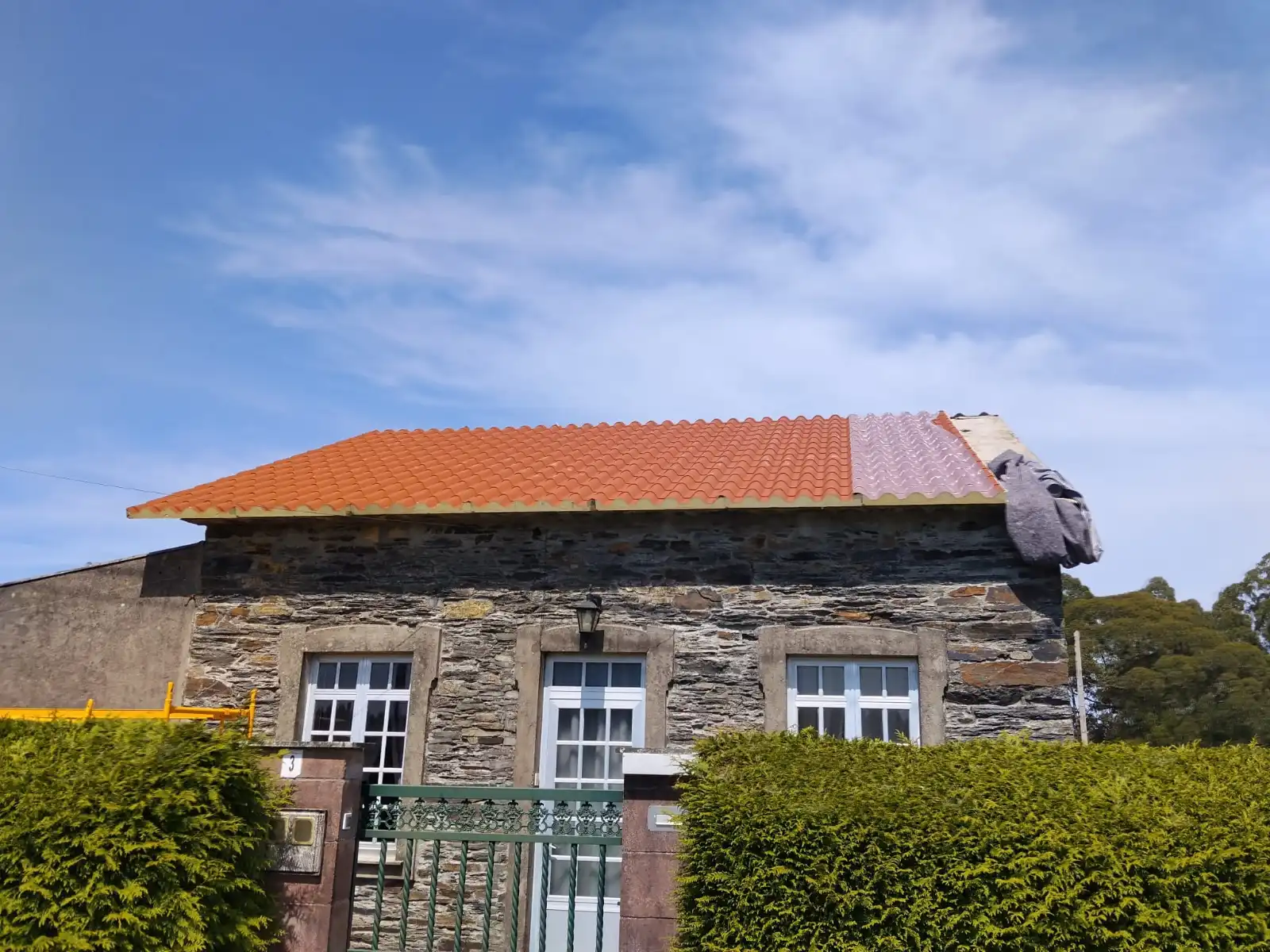 Rehabilitación de tejado con teja cerámica roja en vivienda de piedra en Getafe
